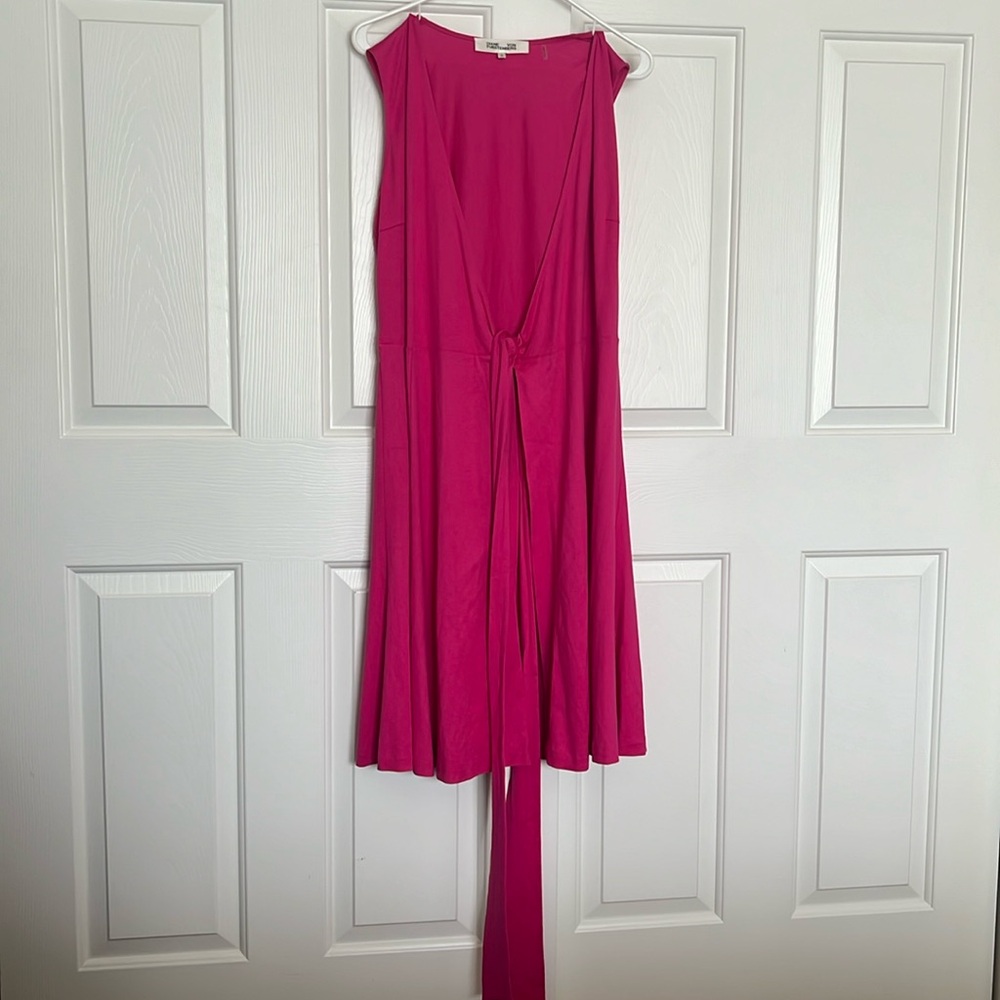 Diane Von Furstenberg women’s hot pink dress size med